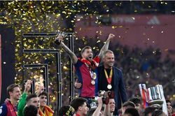 HLV Hansi Flick gia hạn hợp đồng Barca để lấy Cúp C1 bằng được