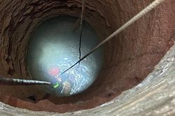 Cảnh sát cứu người đàn ông rơi xuống giếng sâu 35m ở TPHCM