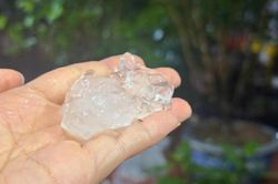Người Hà Nội bất ngờ khi thấy mưa đá trút xuống ầm ầm
