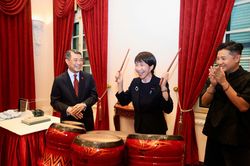 Thủ tướng Nhật Bản trải nghiệm đánh trống truyền thống Việt Nam