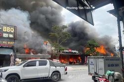 Hải Phòng: Cháy lớn tại phường An Phong, năm cửa hàng bị thiêu rụi