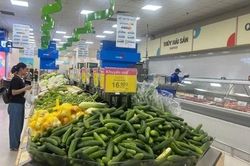 Giá cả ổn định, người dân mua sắm sôi động dịp 30/4–1/5
