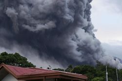 Núi lửa Mayon phun trào, Philippines sơ tán hàng nghìn người dân