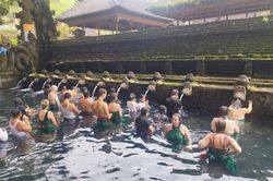 Tirta Empul-ngôi đền nước thiêng giữa đảo Bali