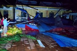 Mưa đá, giông lốc ở miền Bắc khiến 5 người bị thương, 350 nhà tốc mái