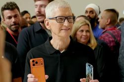 CEO Tim Cook ch&iacute;nh thức l&ecirc;n tiếng về 'thảm họa' sắp ập đến với iPhone