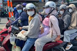 Trẻ nhỏ ngủ gục trên xe máy theo cha mẹ trở lại TPHCM sau kỳ nghỉ 30/4-1/5