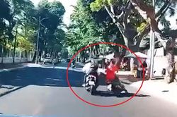 Xác minh vụ nam thanh niên đang chạy xe bị tấn công bằng mũ bảo hiểm gây phẫn nộ