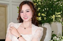 Cục trưởng Xuân Bắc 4 ngày nghỉ lễ làm nhiều việc, vợ NSND Công Lý ngày càng đẹp