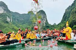 Lễ hội Tràng An tái hiện cảnh nhà vua đi lấy nước độc đáo