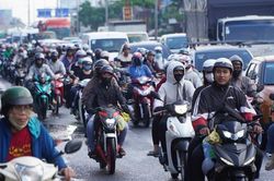 Người dân trở lại sau kỳ nghỉ lễ, TP.HCM ùn tắc tứ bề, dòng xe nối dài gần chục cây số