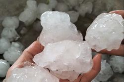 Mưa đá to bằng quả trứng trút xuống Nghệ An