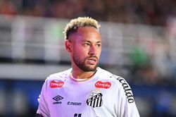 Neymar đang tự hại mình