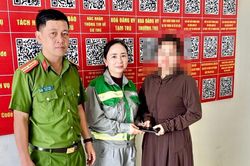 Nữ công nhân môi trường trung thực