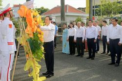 Chủ tịch Quốc hội Trần Thanh Mẫn dâng hương tại Di tích Địa điểm Dinh Quận Hóc Môn