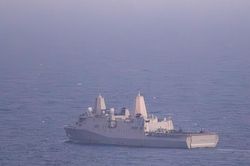 Iran yêu cầu Mỹ không can thiệp vào Hormuz, tàu hàng bị tấn công ngoài khơi Oman