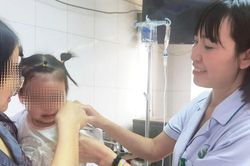 Bị chó nhà tấn công khi cầm miếng thịt gà, bé gái hoảng loạn phải đi cấp cứu