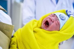 Việt Nam đặt mục tiêu nâng mức sinh mỗi năm lên 2%, sinh và nuôi con được hỗ trợ
