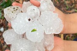Mưa đá 'cỡ bóng tennis' ở miền Bắc, điều bất thường gì đang xảy ra?