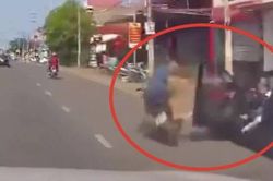 Mở cửa ô tô bất cẩn, tài xế quật ngã người đi xe máy, xe phía sau suýt 'oan gia'