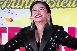 Nghệ sĩ Bình Tinh gây tranh cãi vì mặc sexy hát cổ nhạc