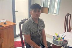 Tạm giữ 2 thanh niên mang súng đi uống cà phê