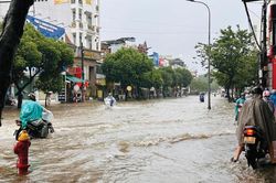 Cẩn thận với dông, lốc sét trong thời kỳ chuyển mùa