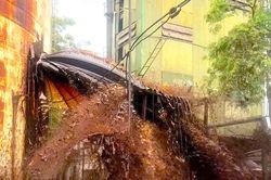 Nghệ An: Sét đánh bể chứa nhà máy đường Sông Lam, hàng nghìn tấn mật tràn ra ngoài