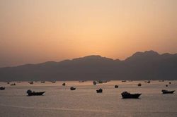Mỹ tuyên bố chiến dịch giải cứu tàu mắc kẹt tại eo biển Hormuz