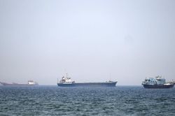 Tàu buôn Mỹ băng qua eo biển Hormuz thành công theo chiến dịch mới của ông Trump