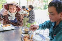 Giá thực phẩm tăng, quán cơm 2.000 đồng vẫn 'giữ lửa' vì người nghèo
