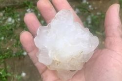 Mưa đá, dông lốc gây thiệt hại nặng nề tại nhiều địa phương