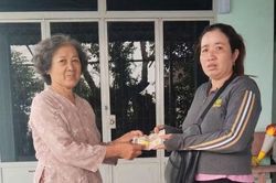 Nhặt được 5 tờ vé số trúng giải và 6 triệu đồng, một phụ nữ tìm người đánh rơi trả lại