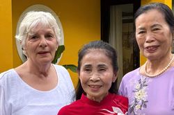 Mẹ chồng từ Thụy Sĩ sang Việt Nam, bất ngờ được thông gia tặng vàng