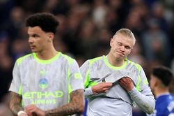 Man City vất vả hòa Everton, Arsenal reo vui