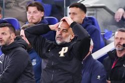 Pep Guardiola bực bội vì sai lầm khiến Man City trả giá