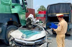 Khoảnh khắc giải cứu 3 người mắc kẹt trong ô tô bẹp dúm sau tai nạn liên hoàn ở Hà Nội
