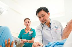 Cấp cứu người đàn ông bị đồng nghiệp đâm xuyên tim