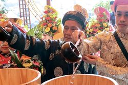 Lễ rước nước cầu mưa thuận gió hòa trong lễ hội Tháp Bà Ponagar