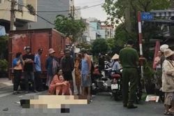 Mẹ quỵ ngã bên thi thể con trai 15 tuổi sau tai nạn với xe tải ở TPHCM