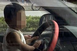 CSGT làm việc với nữ tài xế để trẻ nhỏ ngồi trước vô lăng khi đang di chuyển