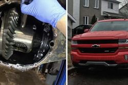 Người đàn ông mua bán tải cũ gần 800 triệu, gặp loạt lỗi nguy hiểm sau ít ngày