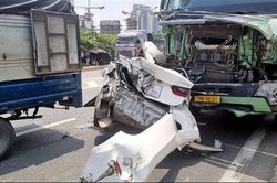 H&agrave;ng loạt &ocirc; t&ocirc; dồn toa ở H&agrave; Nội, xe con bị 'v&ograve; n&aacute;t'