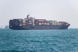 Mỹ, Iran phát động cuộc tấn công mới giành quyền kiểm soát eo biển Hormuz