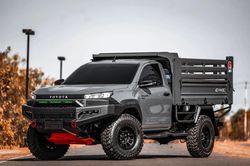 Bản độ Toyota Hilux thành xe ben tự đổ gây chú ý nhờ tính thực dụng