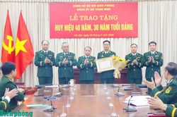 Đảng ủy Bộ Tham mưu Bộ đội Biên phòng trao tặng Huy hiệu 40 năm và 30 năm tuổi Đảng