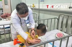 Người thân từ chối chăm sóc bé trai 2 tuổi bị mẹ ruột và người tình bạo hành