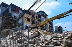 Hình ảnh gấp rút phá dỡ mặt bằng mở rộng đường nối Vành đai 2-3 ở Hà Nội