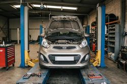 Khách Hà Nội mang xe KIA Morning đến gara sửa, lợn lành thành lợn què