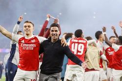 Arsenal ăn mừng phấn khích chưa từng có khi vào chung kết C1